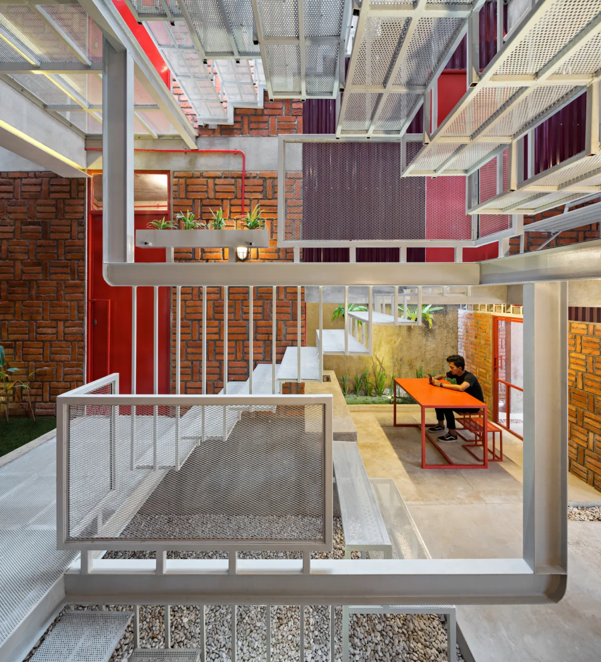 BIM建筑|'逐步堆叠‘ 红区寄宿公寓 / Ismail Solehudin Architecture