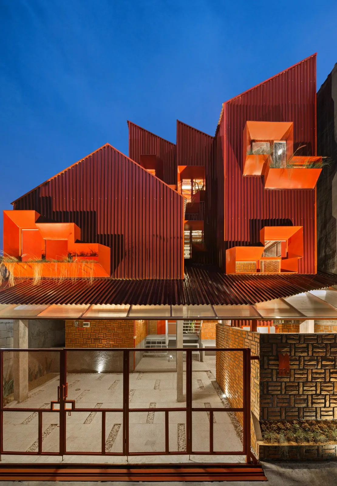 BIM建筑|'逐步堆叠‘ 红区寄宿公寓 / Ismail Solehudin Architecture