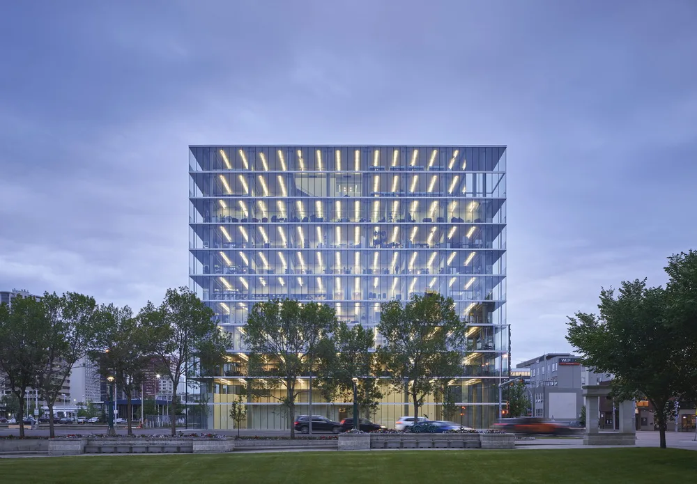 BIM建筑|Edge办公楼，太阳能板铺满立面 / Dub Architects