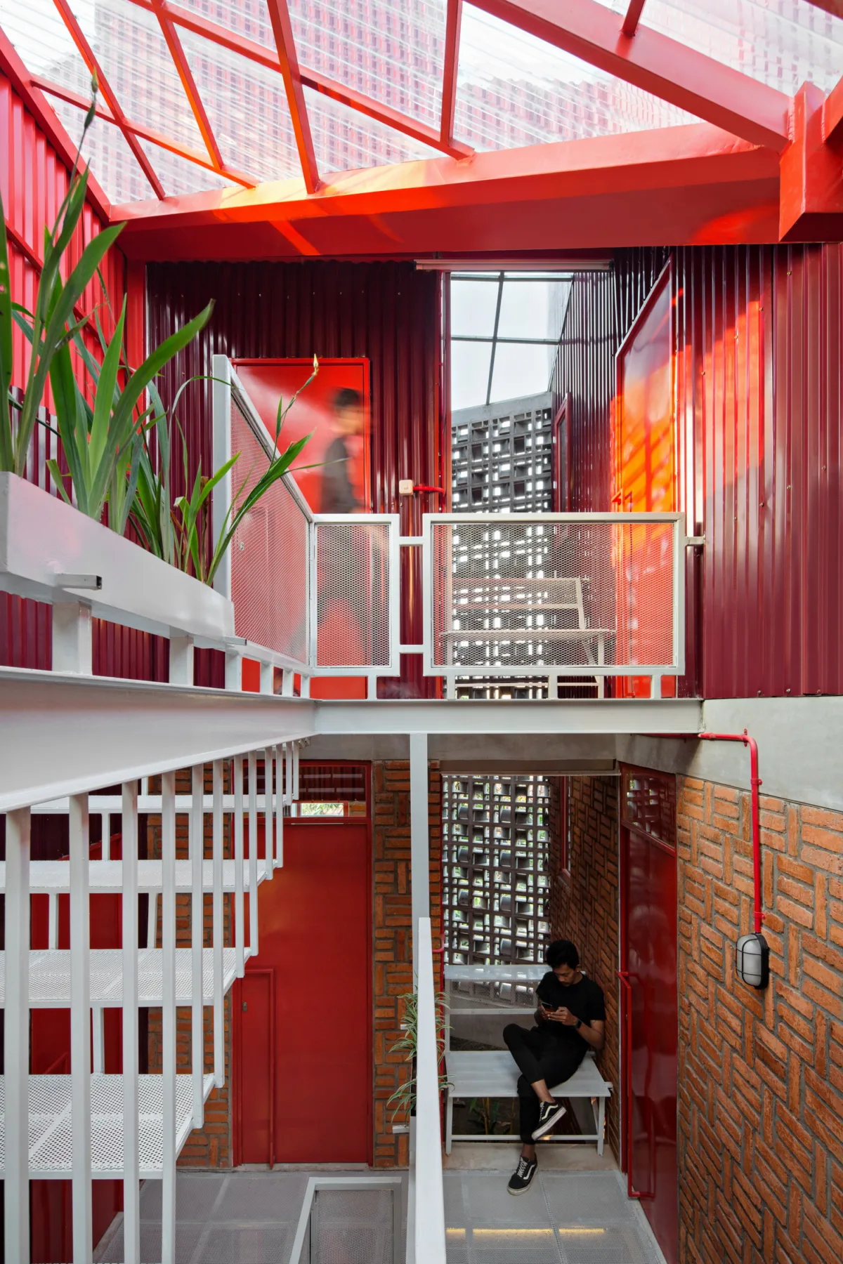 BIM建筑|'逐步堆叠‘ 红区寄宿公寓 / Ismail Solehudin Architecture