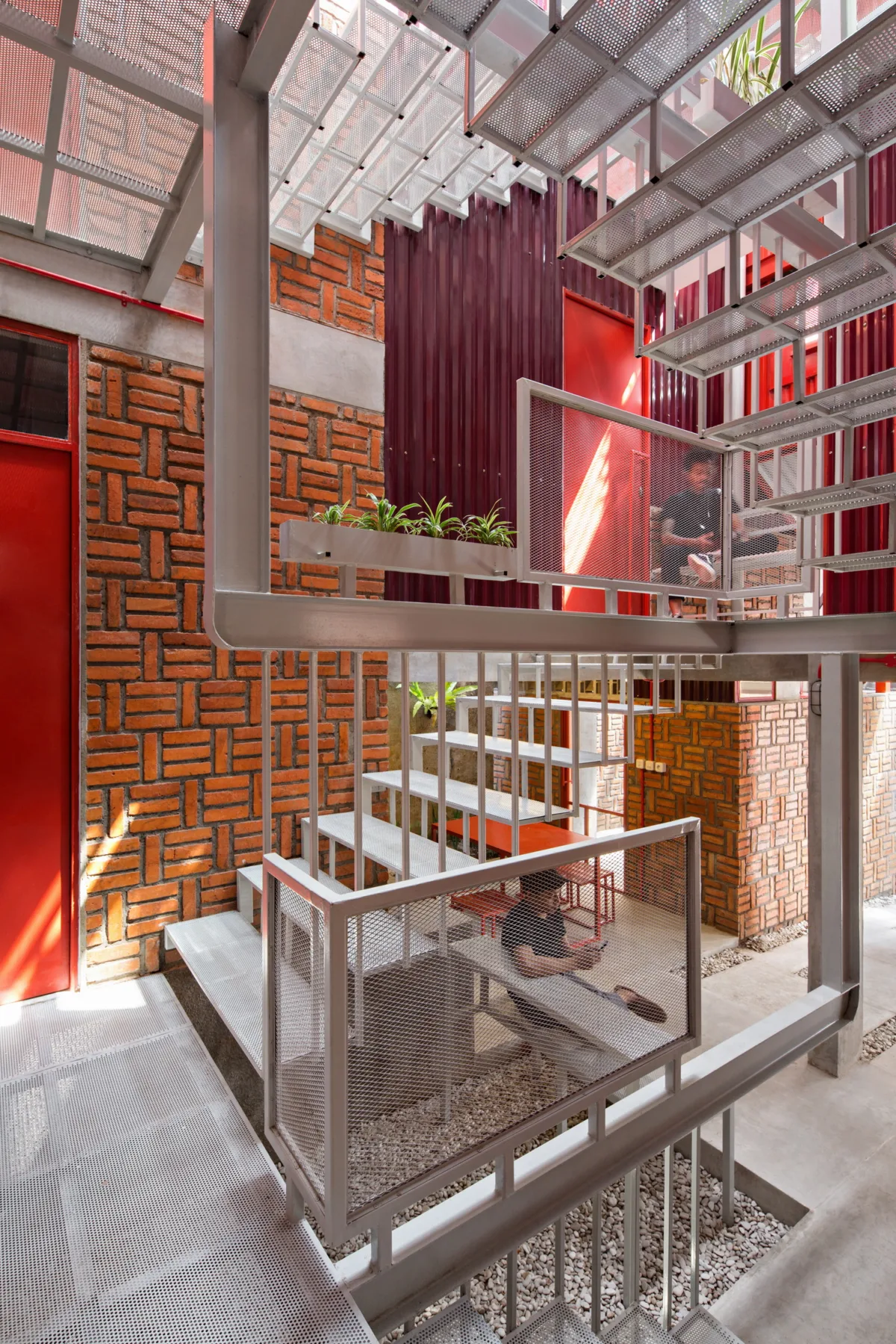 BIM建筑|'逐步堆叠‘ 红区寄宿公寓 / Ismail Solehudin Architecture