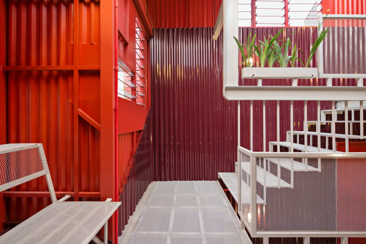 BIM建筑|'逐步堆叠‘ 红区寄宿公寓 / Ismail Solehudin Architecture