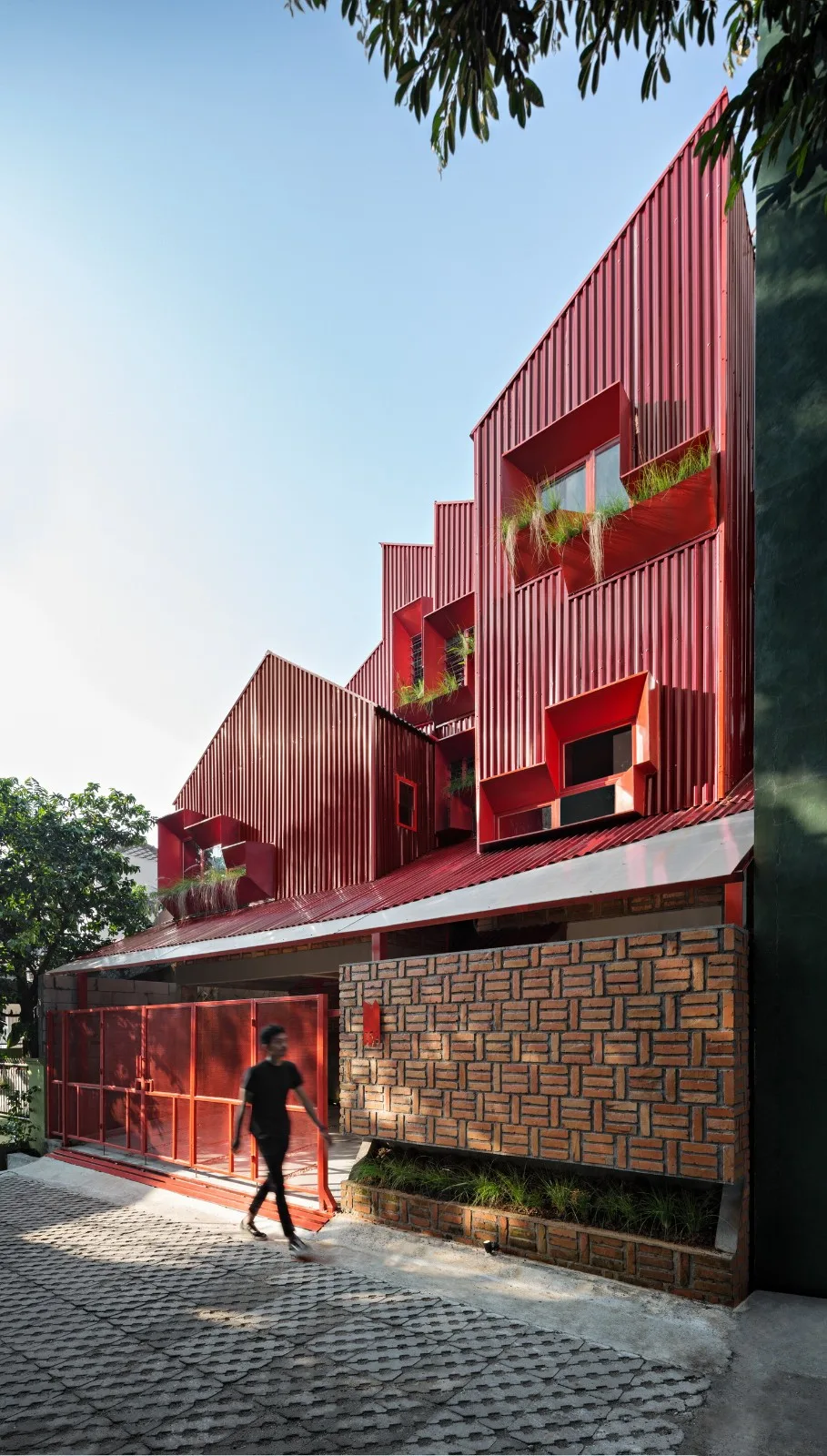 BIM建筑|'逐步堆叠‘ 红区寄宿公寓 / Ismail Solehudin Architecture