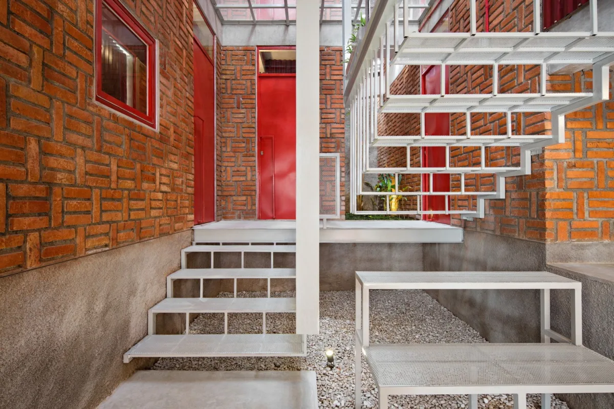 BIM建筑|'逐步堆叠‘ 红区寄宿公寓 / Ismail Solehudin Architecture