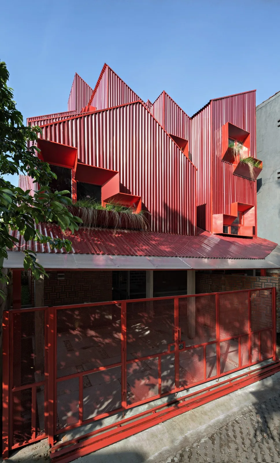BIM建筑|'逐步堆叠‘ 红区寄宿公寓 / Ismail Solehudin Architecture