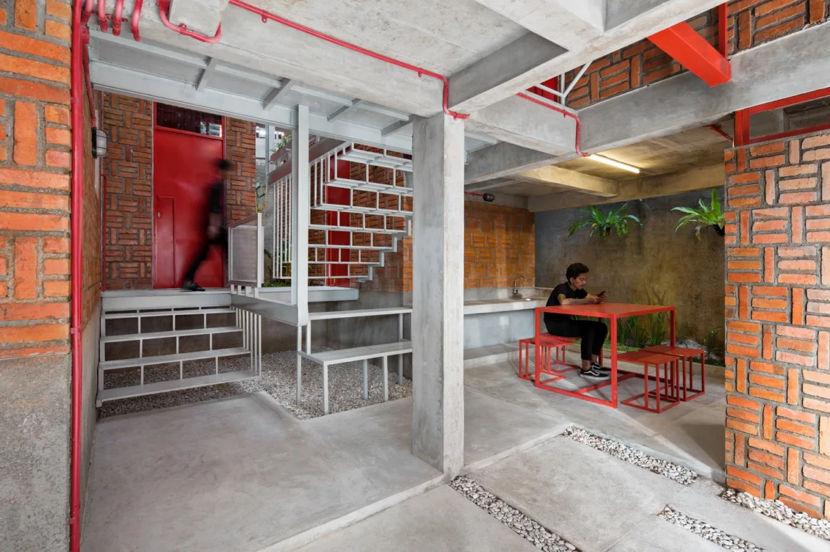 BIM建筑|'逐步堆叠‘ 红区寄宿公寓 / Ismail Solehudin Architecture