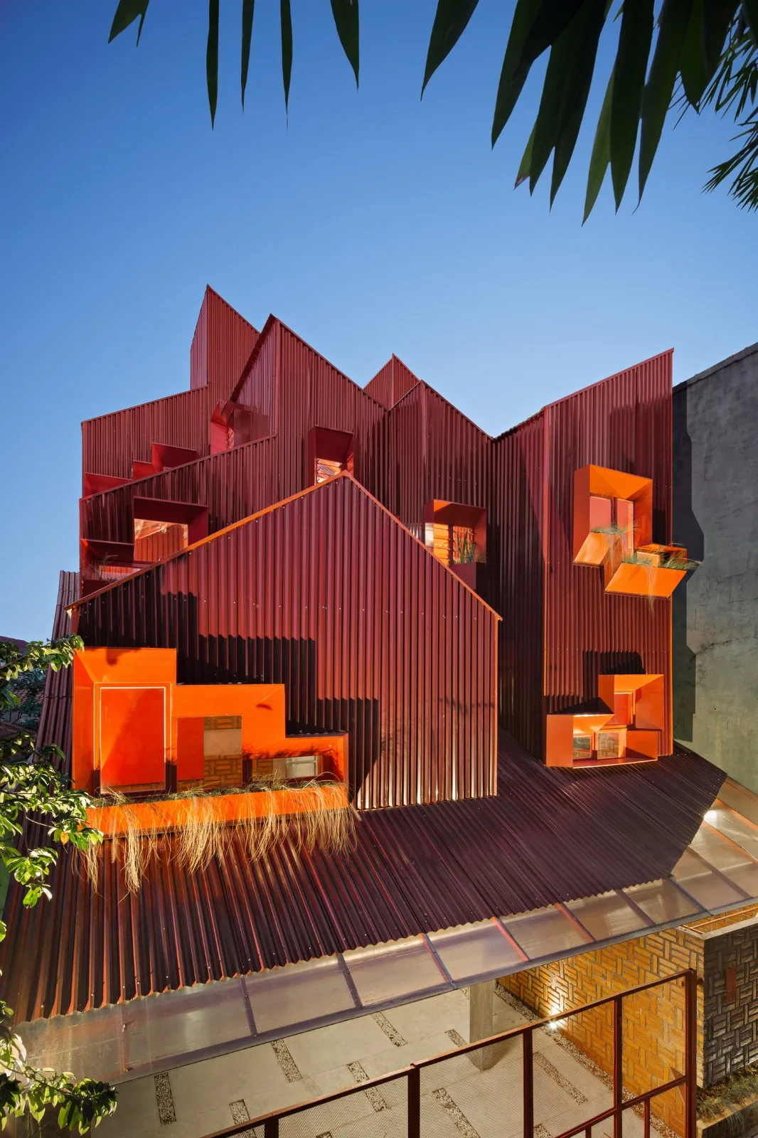 BIM建筑|'逐步堆叠‘ 红区寄宿公寓 / Ismail Solehudin Architecture