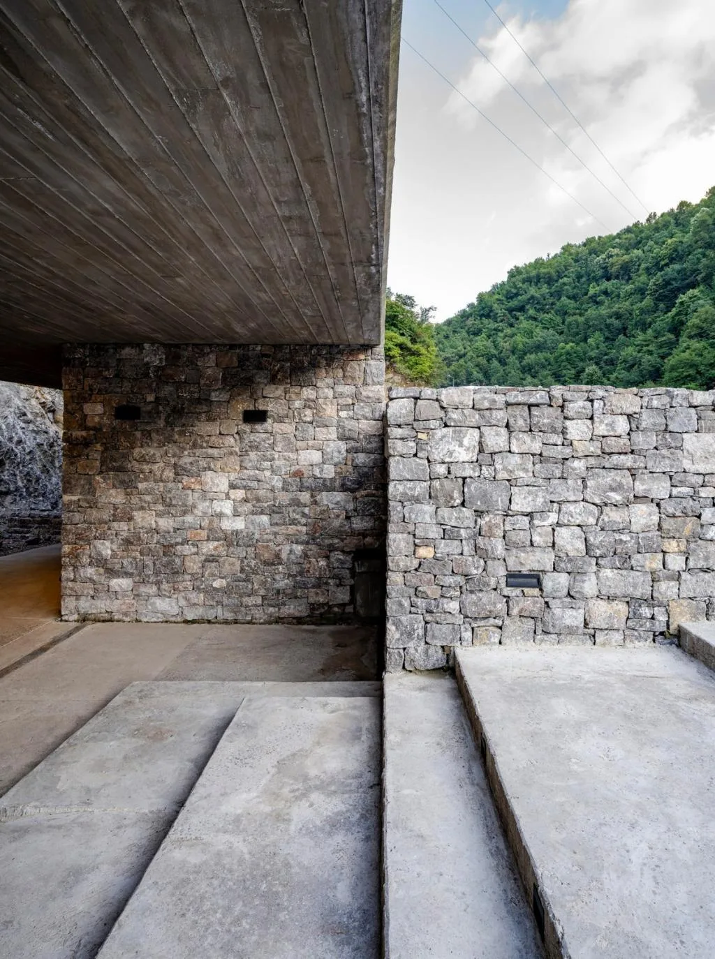 BIM建筑|隐蔽式建构，宗古尔达克洞穴游客中心 / Yalin Architectural Design