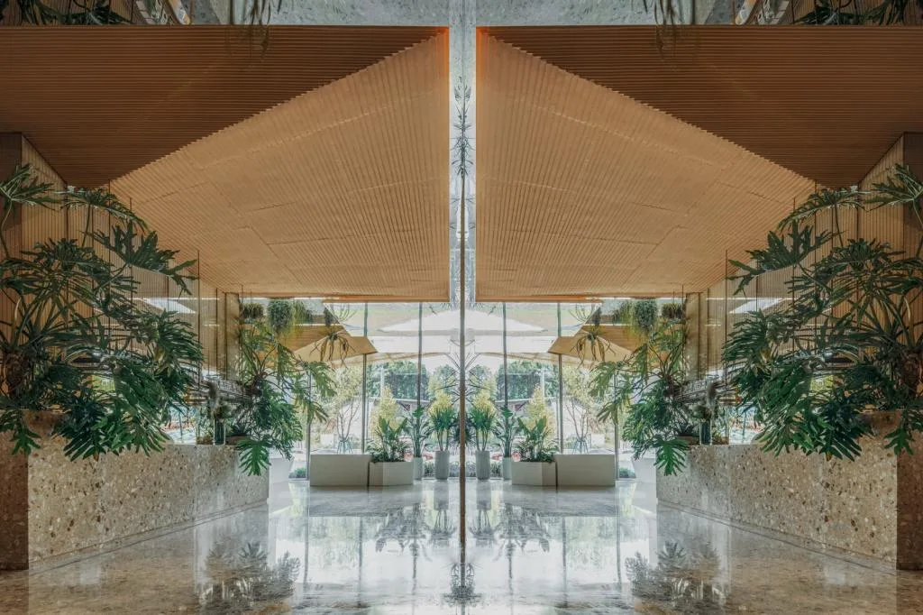 BIM建筑|日常风景下自然生长的空间：“伞之丘”生活方式集合店 / line+建筑事务所+gad