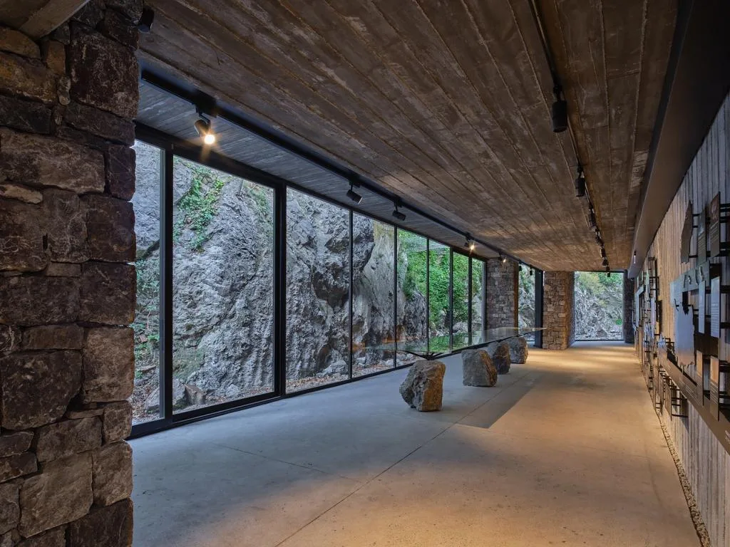 BIM建筑|隐蔽式建构，宗古尔达克洞穴游客中心 / Yalin Architectural Design