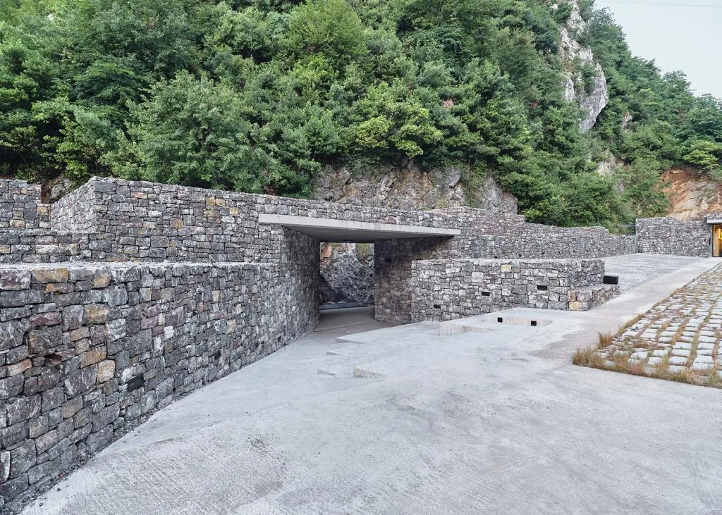 BIM建筑|隐蔽式建构，宗古尔达克洞穴游客中心 / Yalin Architectural Design