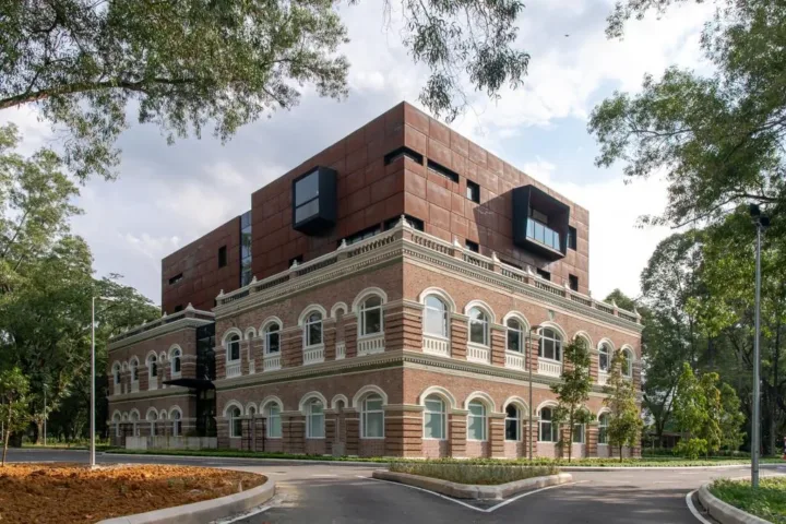 BIM建筑|从殖民建筑空壳中再生，Sentul 耐候钢办公楼 / O2 Design Atelier + YTL Land & Development