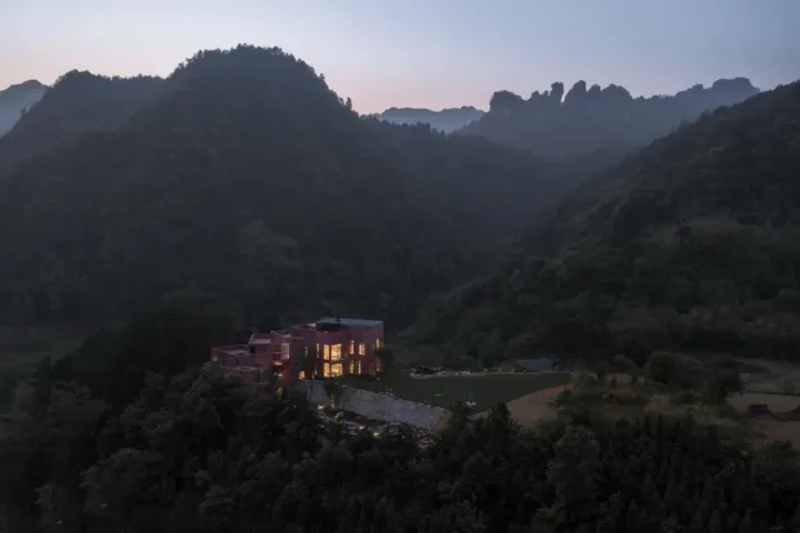 BIM建筑|高山流水 松林里的红色石屋 / 素建筑设计事务所