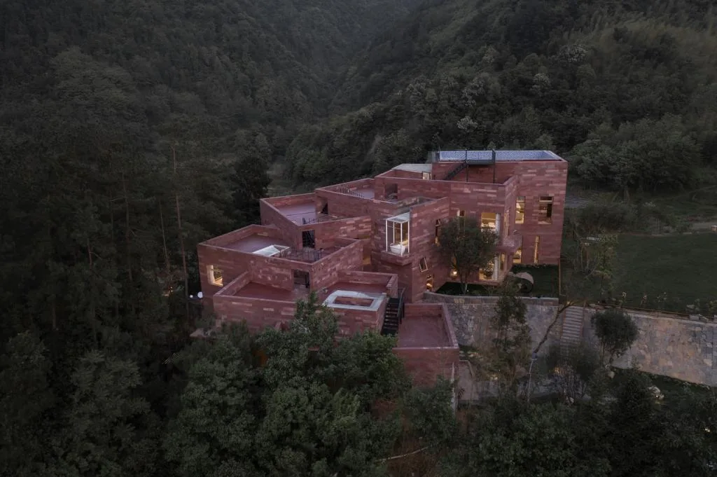 BIM建筑|高山流水 松林里的红色石屋 / 素建筑设计事务所