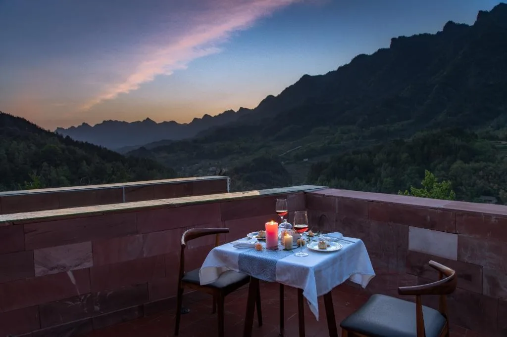 BIM建筑|高山流水 松林里的红色石屋 / 素建筑设计事务所