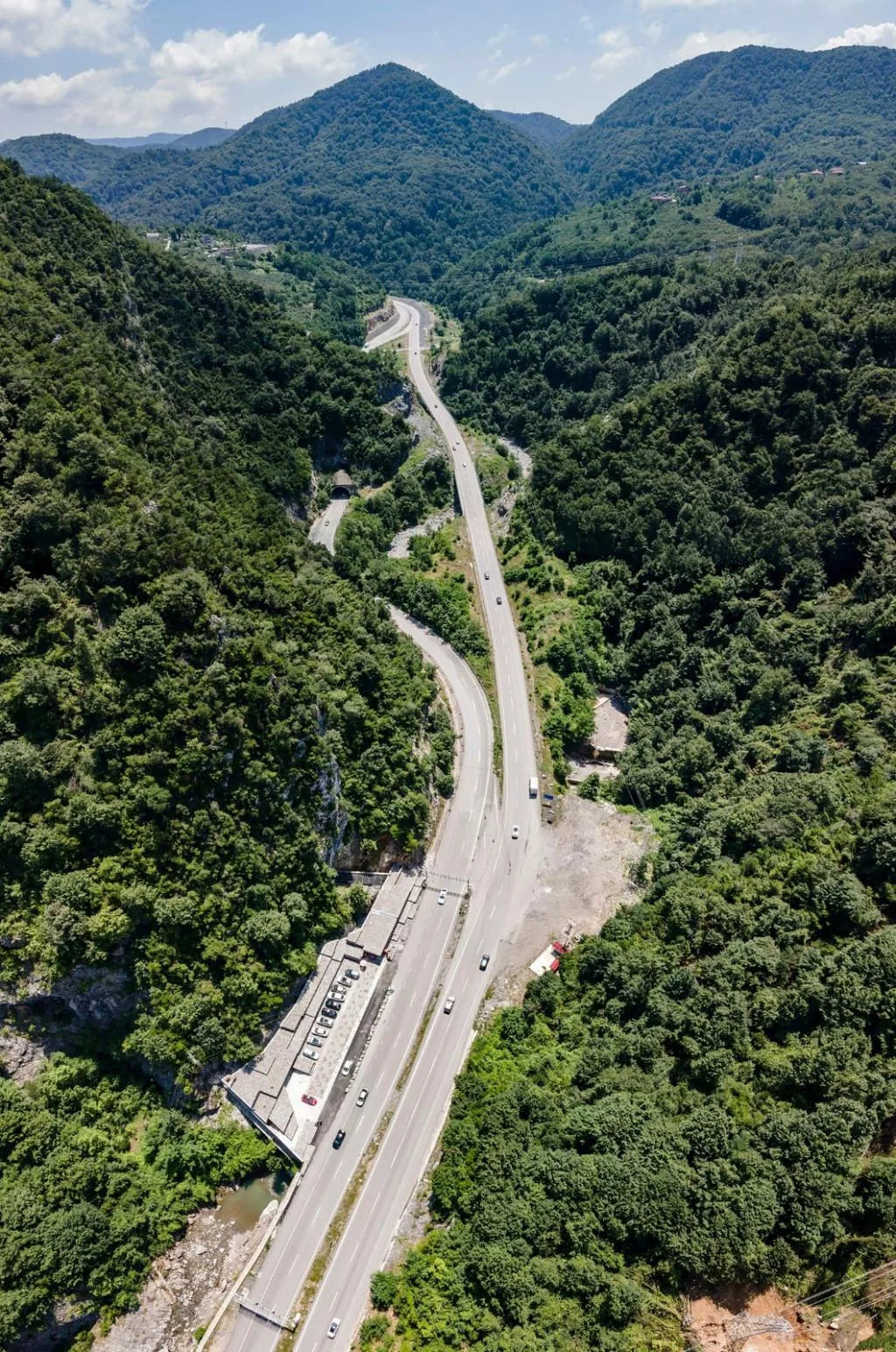 BIM建筑|隐蔽式建构，宗古尔达克洞穴游客中心 / Yalin Architectural Design