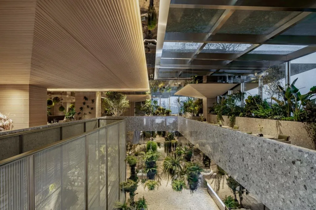 BIM建筑|日常风景下自然生长的空间：“伞之丘”生活方式集合店 / line+建筑事务所+gad