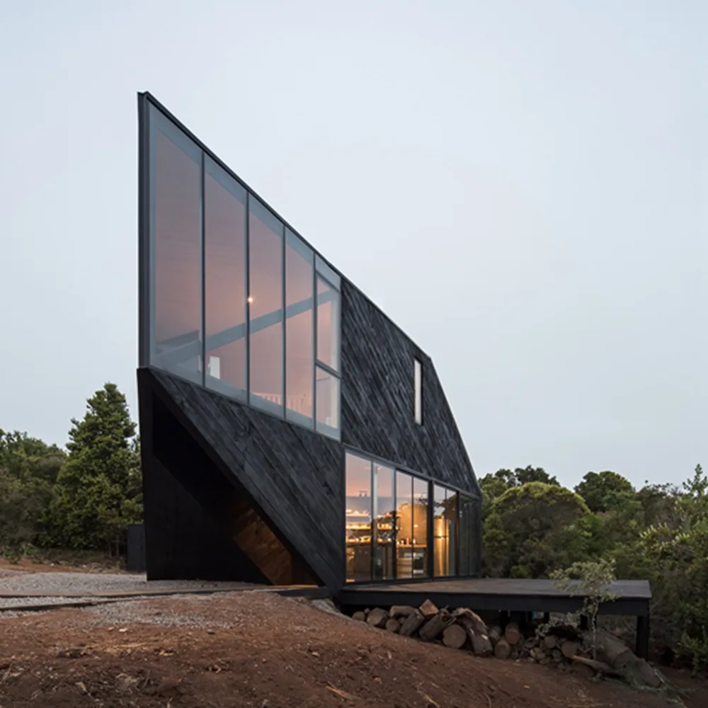 BIM建筑|2DM Arquitectos在智利海岸建造多面体度假小屋