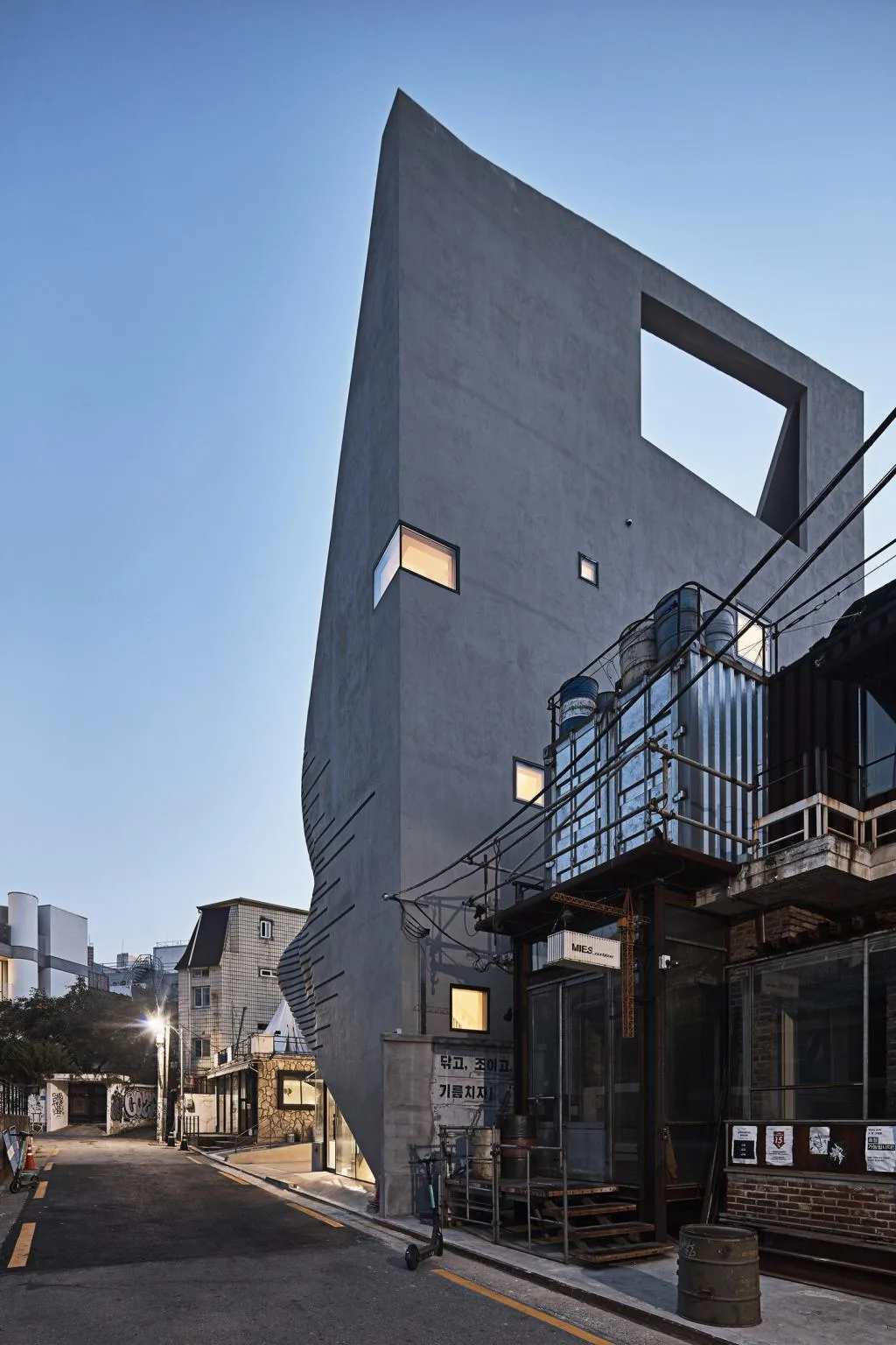 BIM建筑|斜棱锥形混凝土建筑，Areuke 水疗中心 / Chiasmus Partners