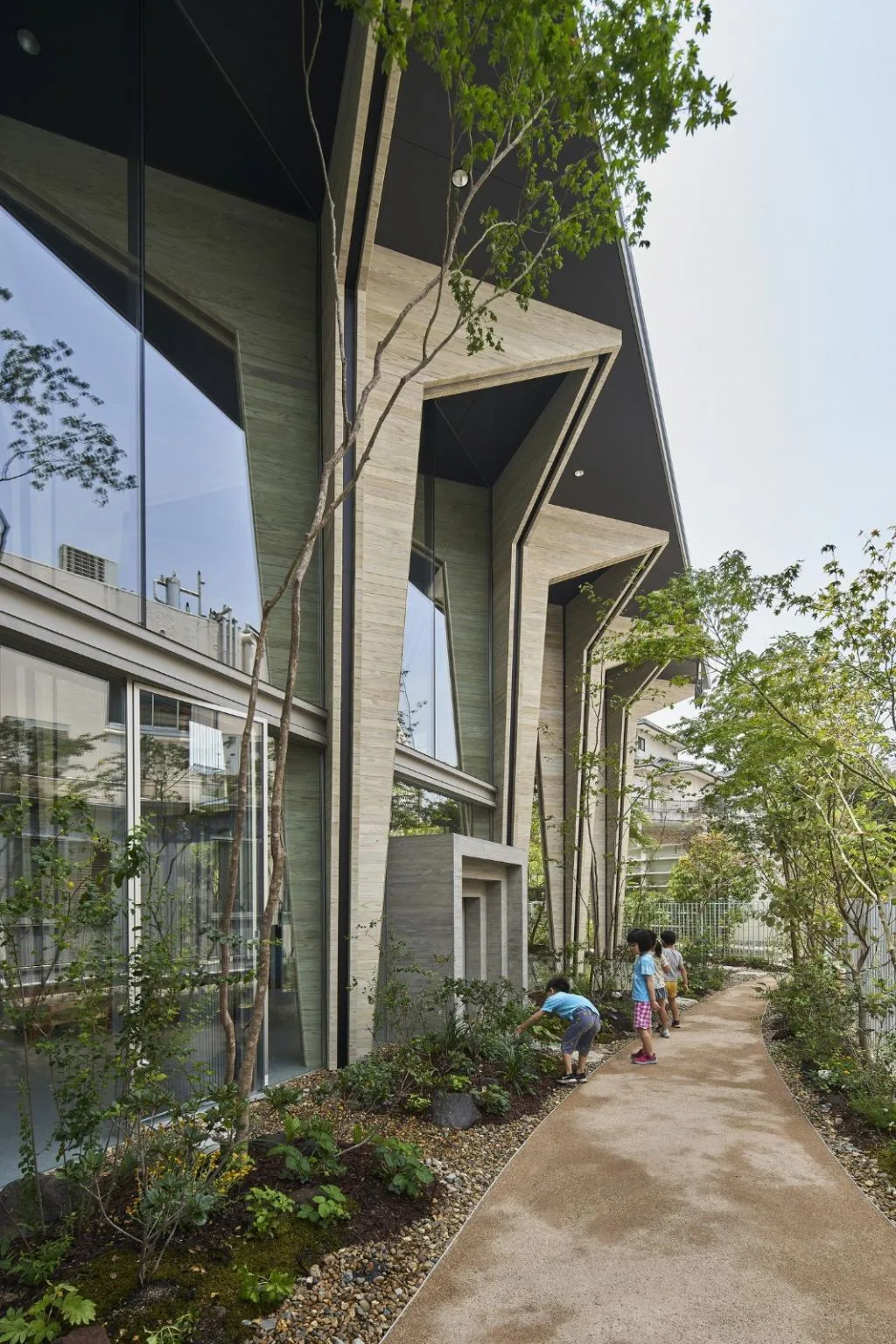 BIM建筑|巨构与小人儿，筑紫森林幼儿园 / UID Architects