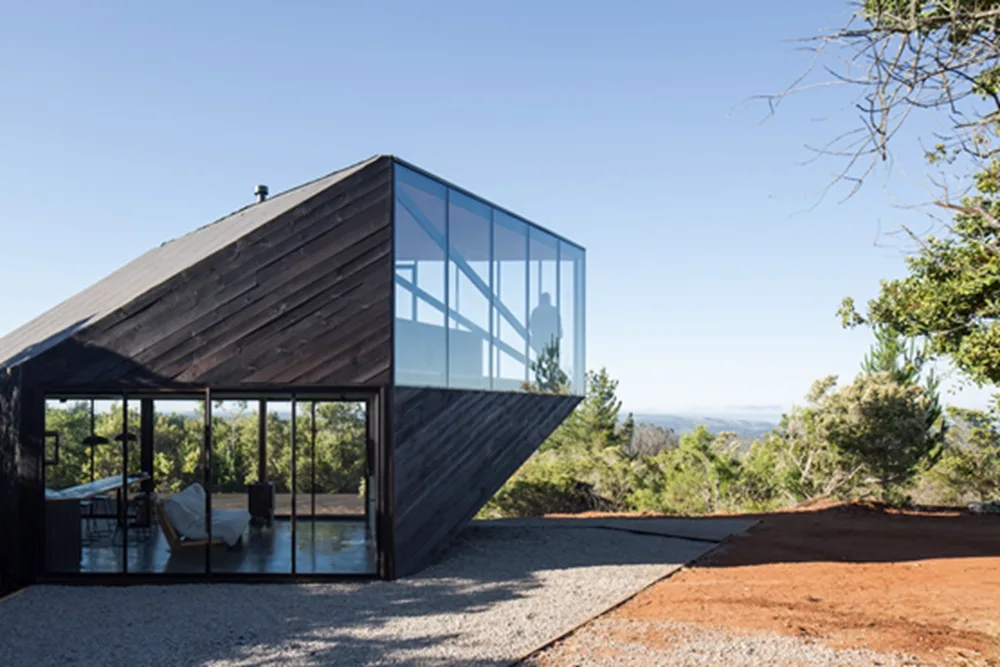 BIM建筑|2DM Arquitectos在智利海岸建造多面体度假小屋
