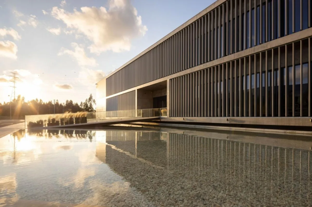 BIM建筑|AOC 商务中心 / mube arquitectura