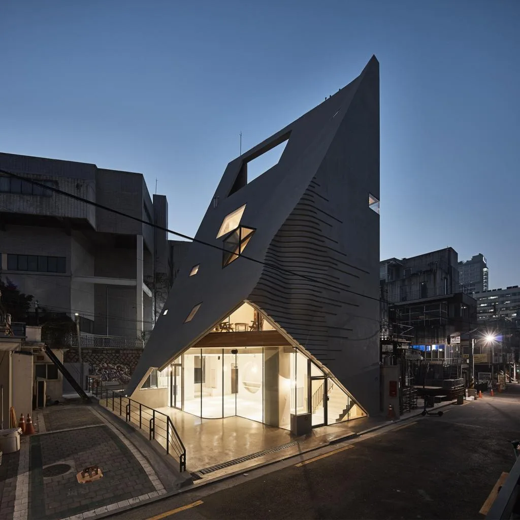 BIM建筑|斜棱锥形混凝土建筑，Areuke 水疗中心 / Chiasmus Partners