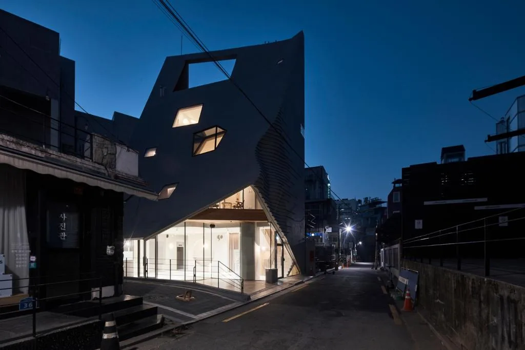 BIM建筑|斜棱锥形混凝土建筑，Areuke 水疗中心 / Chiasmus Partners