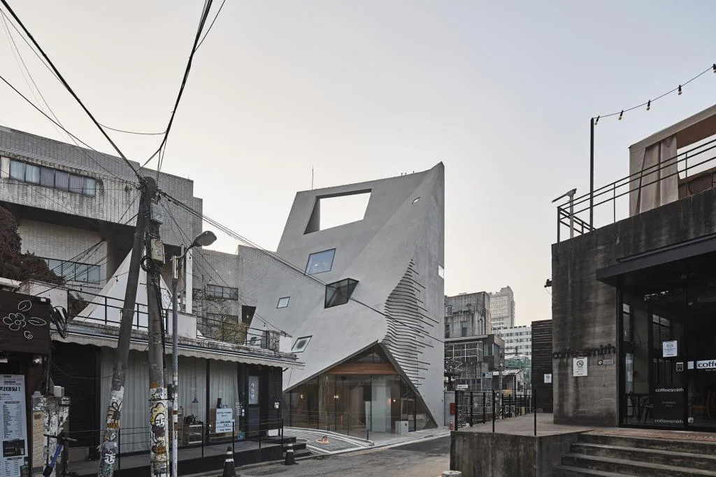 BIM建筑|斜棱锥形混凝土建筑，Areuke 水疗中心 / Chiasmus Partners