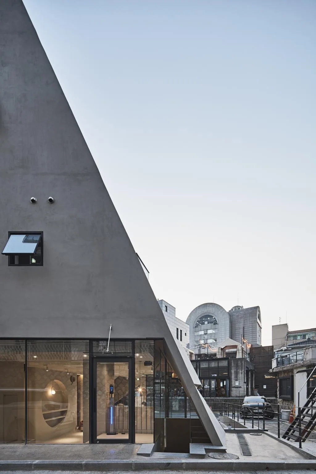 BIM建筑|斜棱锥形混凝土建筑，Areuke 水疗中心 / Chiasmus Partners