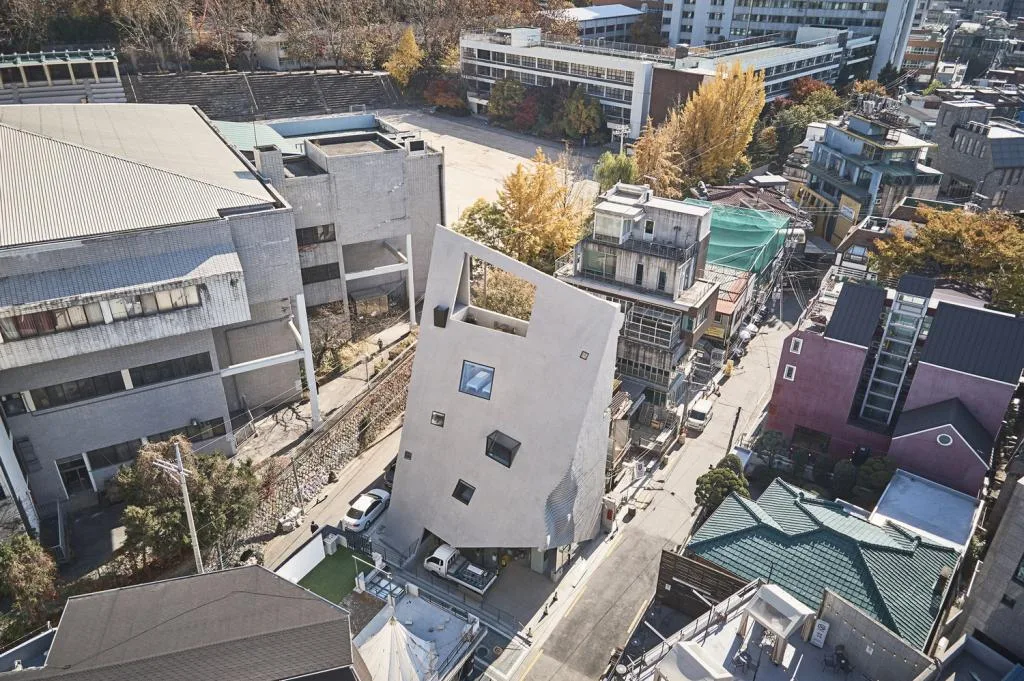 BIM建筑|斜棱锥形混凝土建筑，Areuke 水疗中心 / Chiasmus Partners