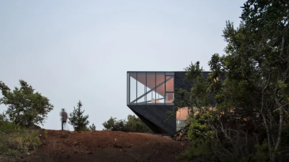 BIM建筑|2DM Arquitectos在智利海岸建造多面体度假小屋