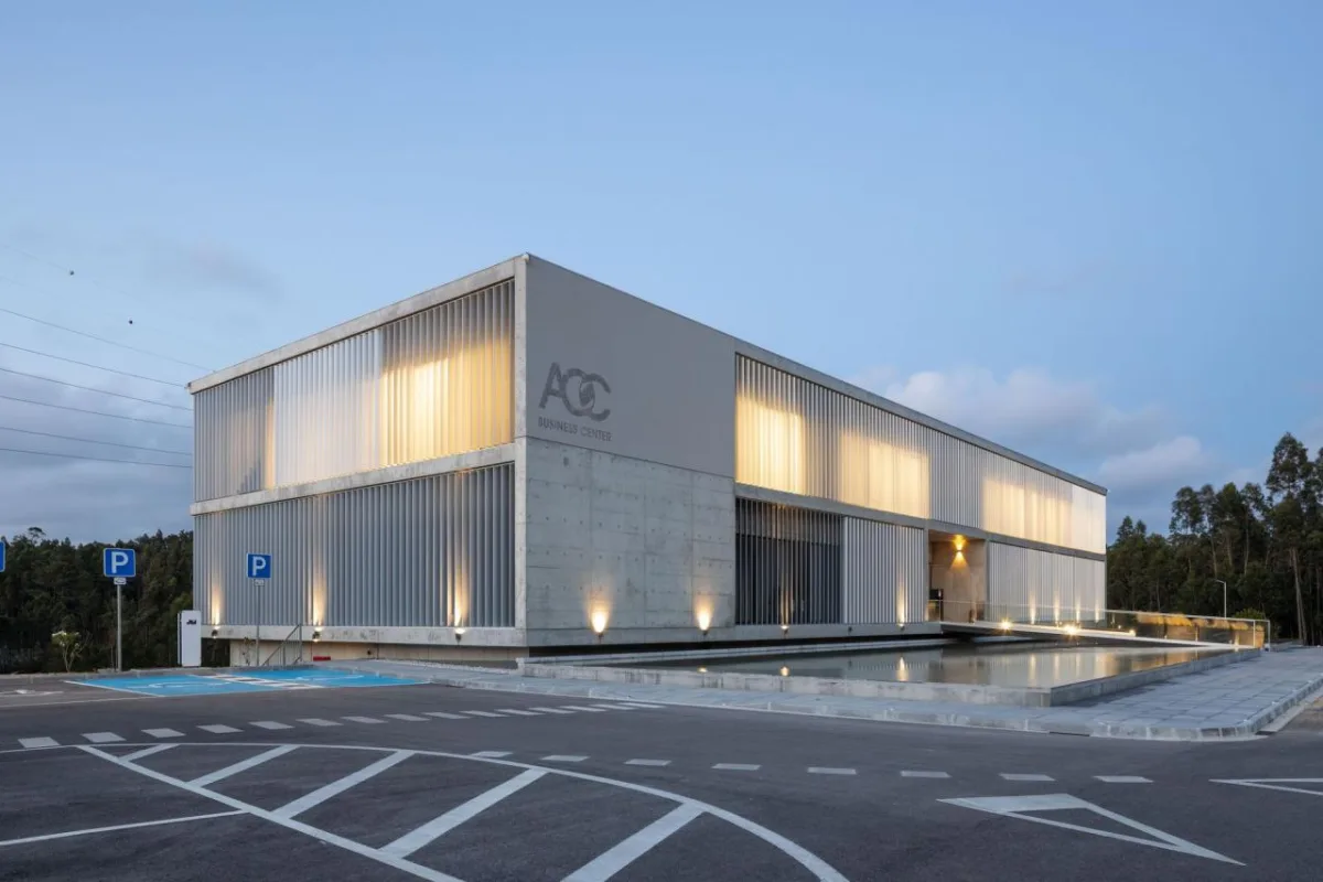 BIM建筑|AOC 商务中心 / mube arquitectura