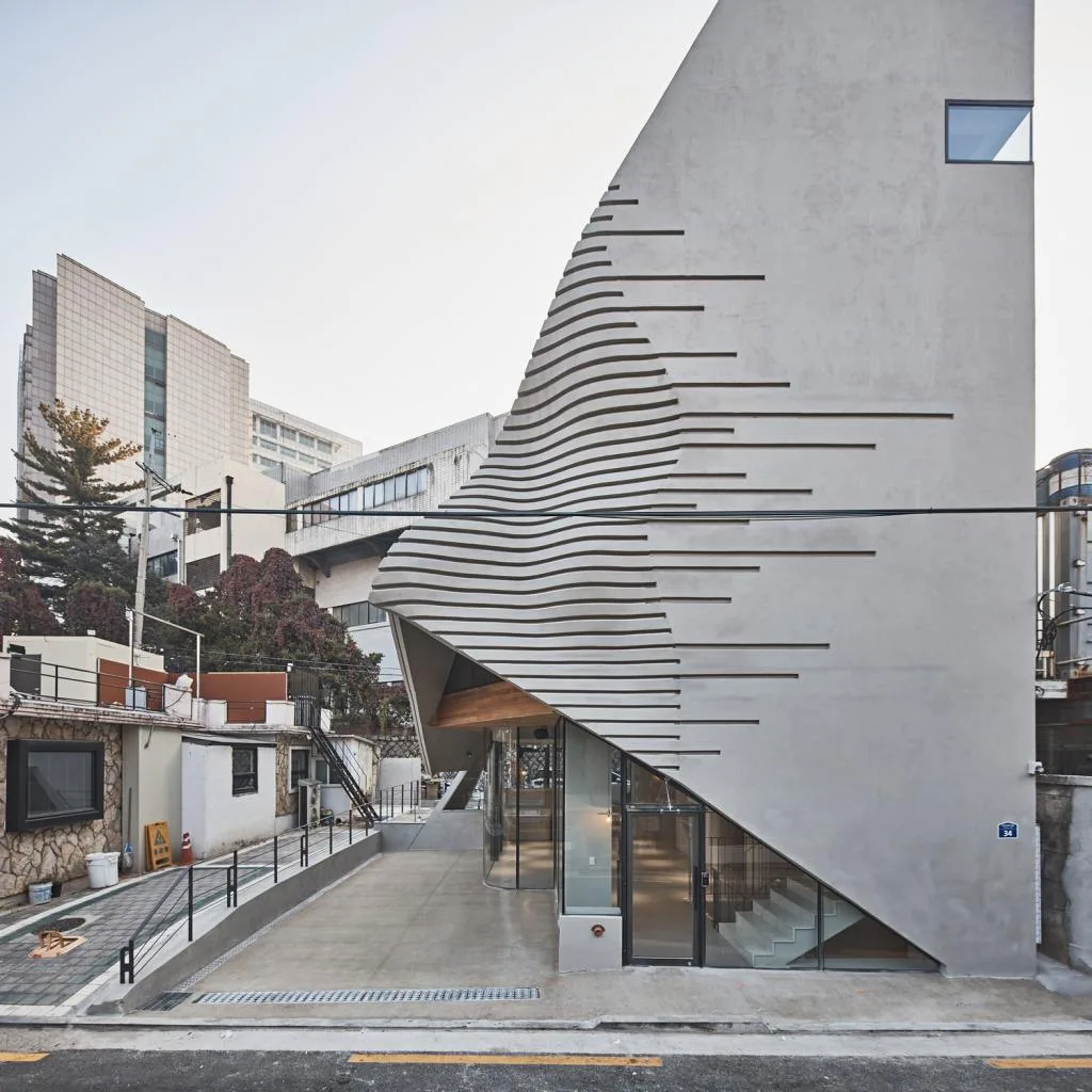 BIM建筑|斜棱锥形混凝土建筑，Areuke 水疗中心 / Chiasmus Partners