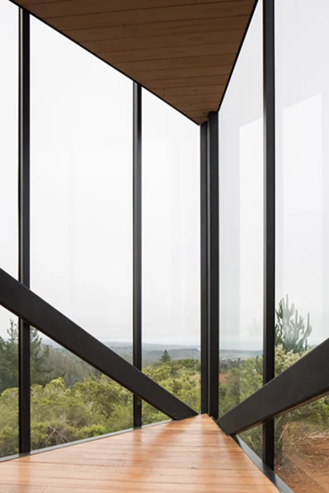 BIM建筑|2DM Arquitectos在智利海岸建造多面体度假小屋