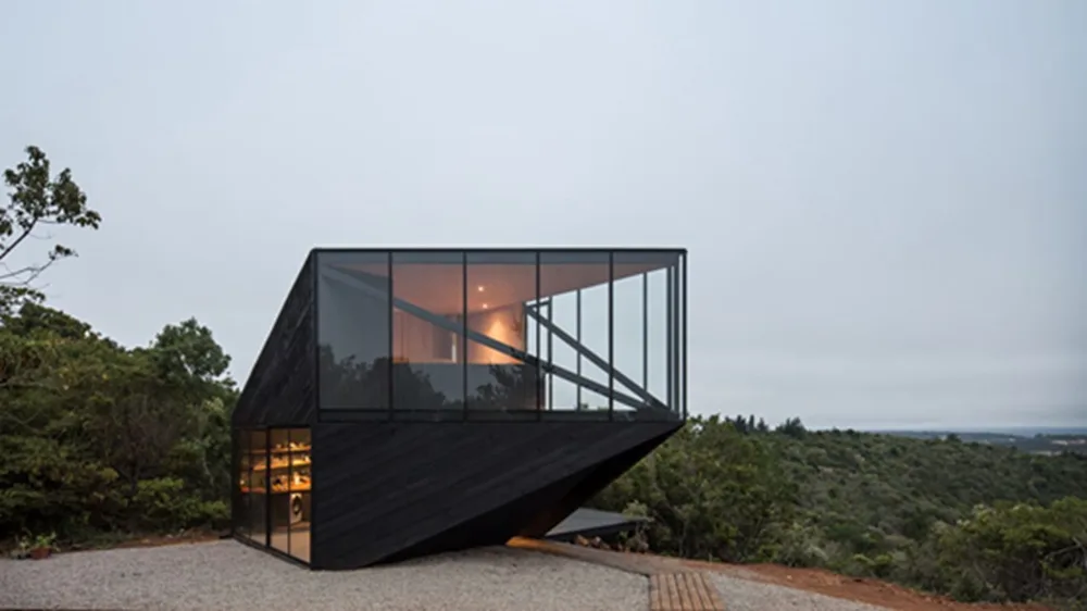 BIM建筑|2DM Arquitectos在智利海岸建造多面体度假小屋