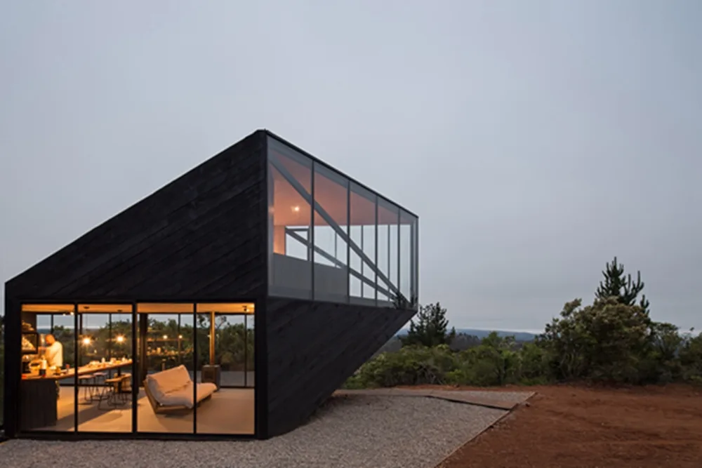 BIM建筑|2DM Arquitectos在智利海岸建造多面体度假小屋