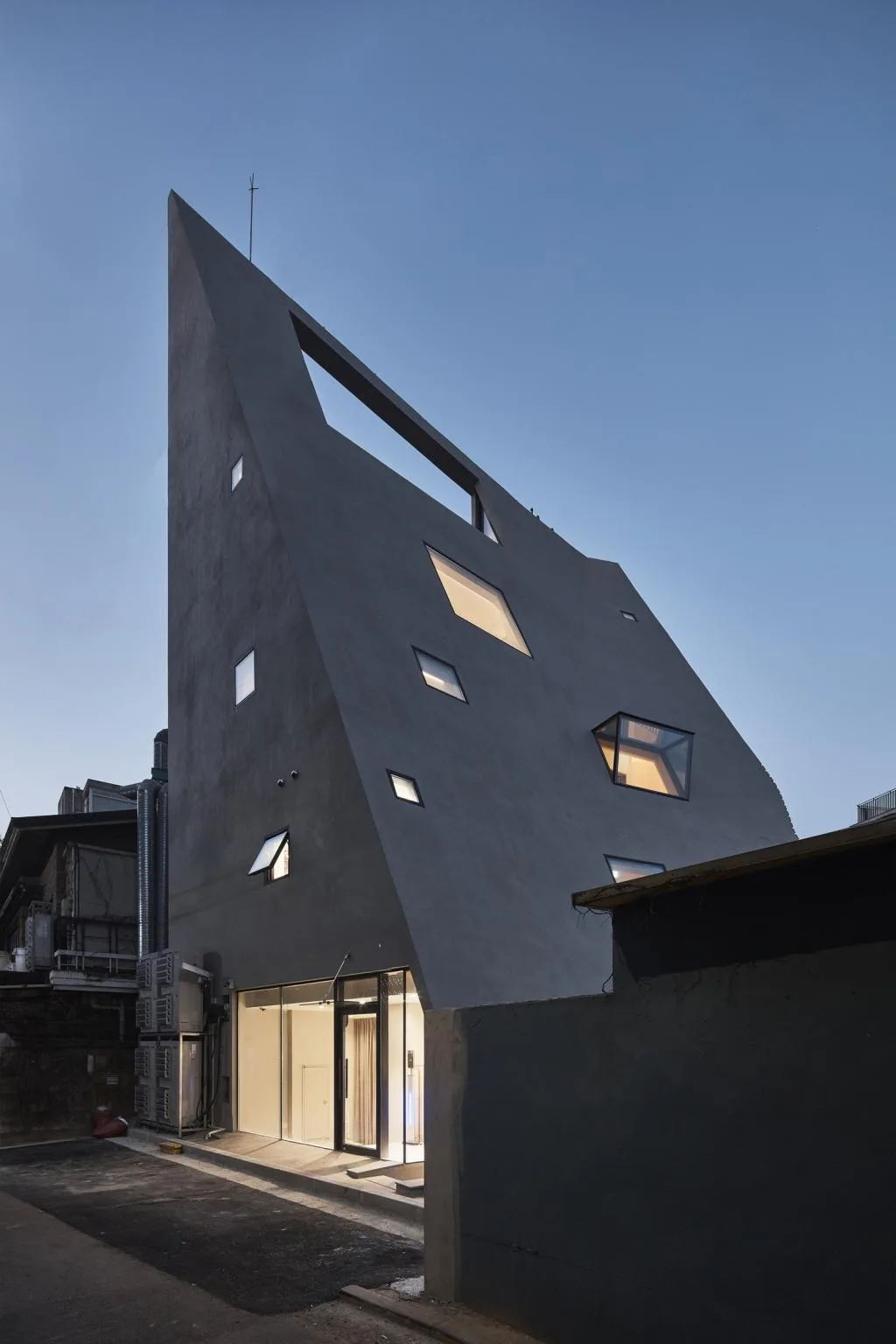 BIM建筑|斜棱锥形混凝土建筑，Areuke 水疗中心 / Chiasmus Partners