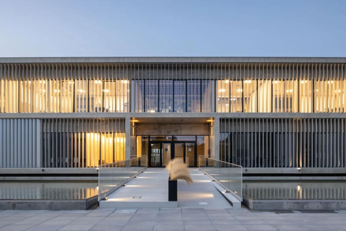 BIM建筑|AOC 商务中心 / mube arquitectura