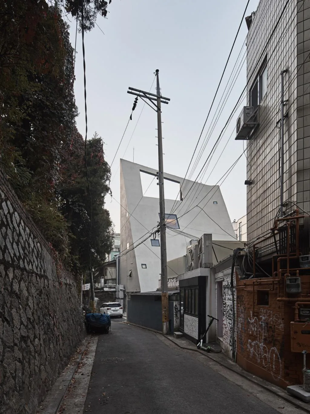 BIM建筑|斜棱锥形混凝土建筑，Areuke 水疗中心 / Chiasmus Partners