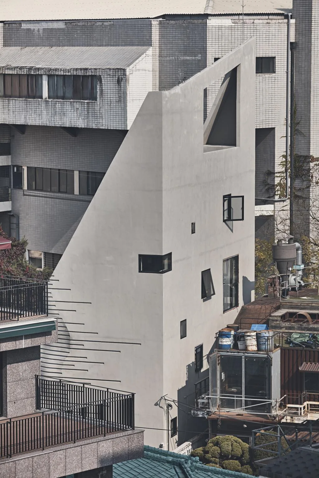 BIM建筑|斜棱锥形混凝土建筑，Areuke 水疗中心 / Chiasmus Partners