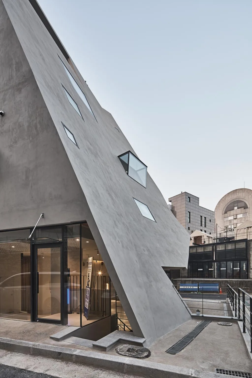 BIM建筑|斜棱锥形混凝土建筑，Areuke 水疗中心 / Chiasmus Partners