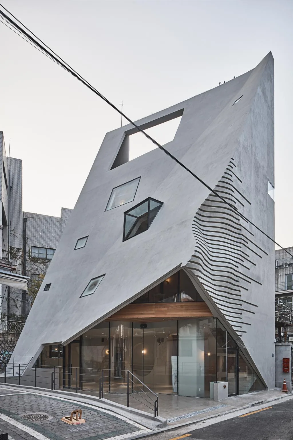 BIM建筑|斜棱锥形混凝土建筑，Areuke 水疗中心 / Chiasmus Partners