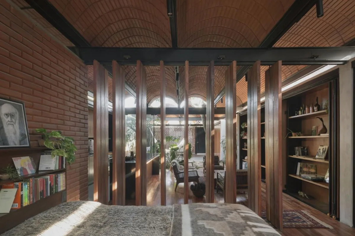 BIM建筑|手工压制砖与木材构筑而成的自宅 / Equipo de Arquitectura
