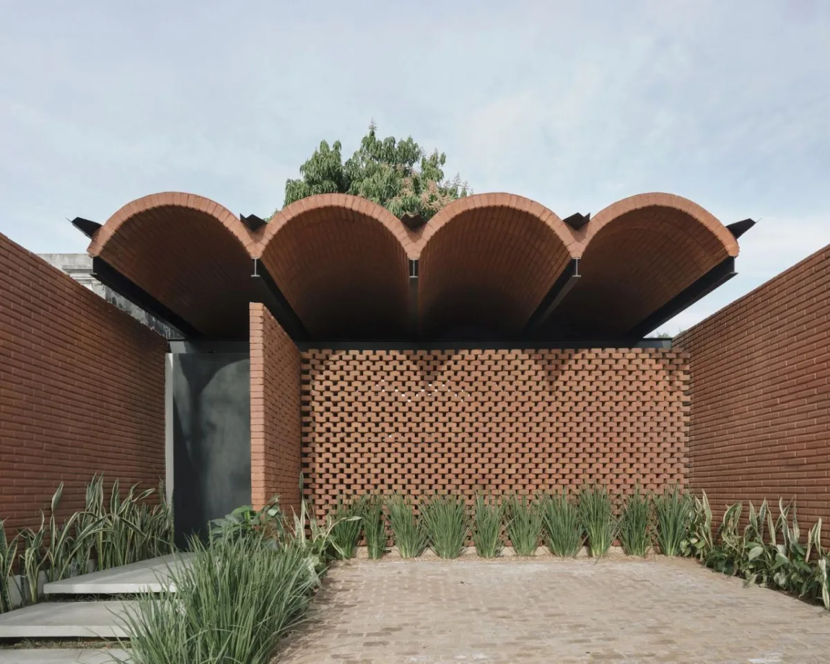 BIM建筑|手工压制砖与木材构筑而成的自宅 / Equipo de Arquitectura