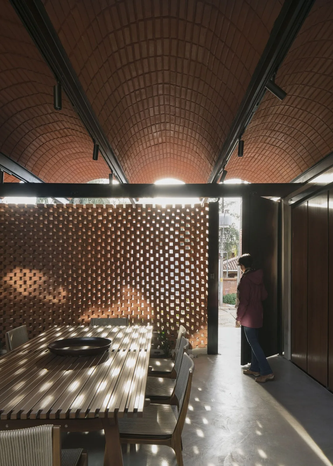 BIM建筑|手工压制砖与木材构筑而成的自宅 / Equipo de Arquitectura