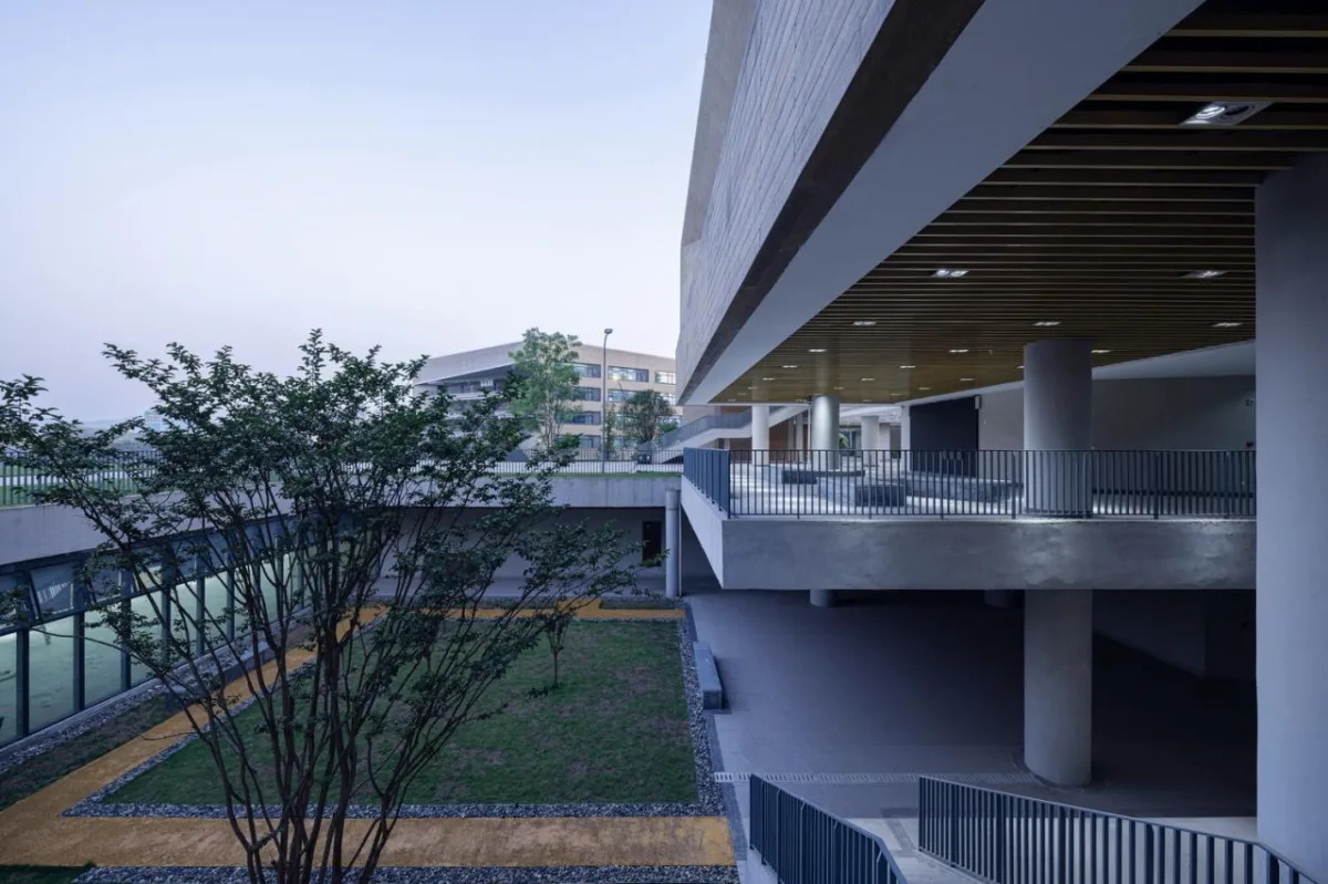 BIM建筑|西南大学附属中学两江校区：消失的高密度校园 / gad