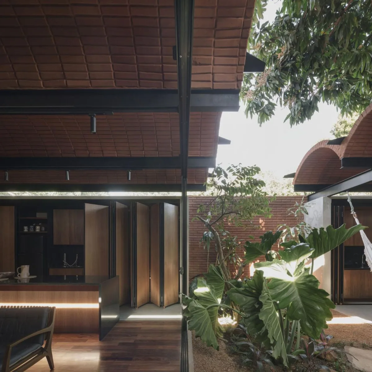BIM建筑|手工压制砖与木材构筑而成的自宅 / Equipo de Arquitectura