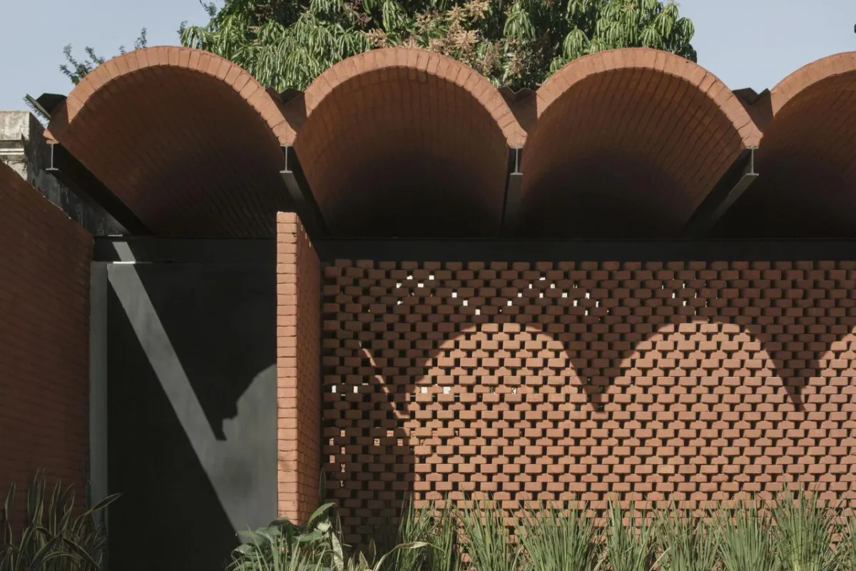 BIM建筑|手工压制砖与木材构筑而成的自宅 / Equipo de Arquitectura