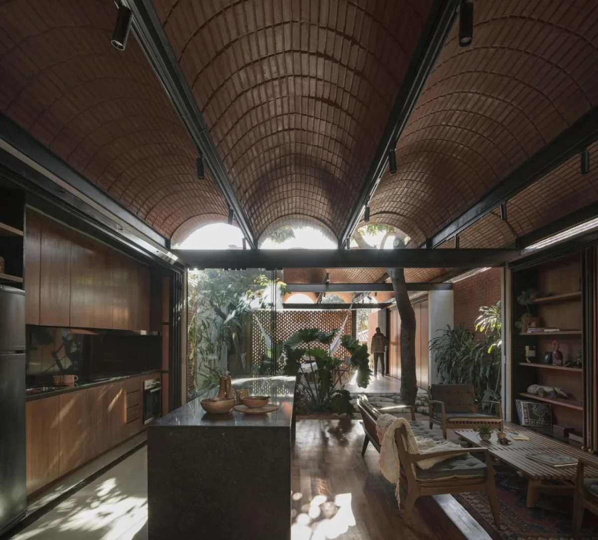 BIM建筑|手工压制砖与木材构筑而成的自宅 / Equipo de Arquitectura